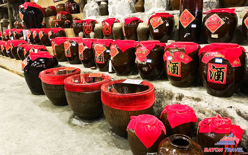 Những vò rượu to ở Phượng Hoàng cổ trấn cũng là đặc sản nên cân nhắc nên mua về làm quà du lịch Những vò rượu to ở Phượng Hoàng cổ trấn cũng là đặc sản nên cân nhắc nên mua về làm quà du lịch