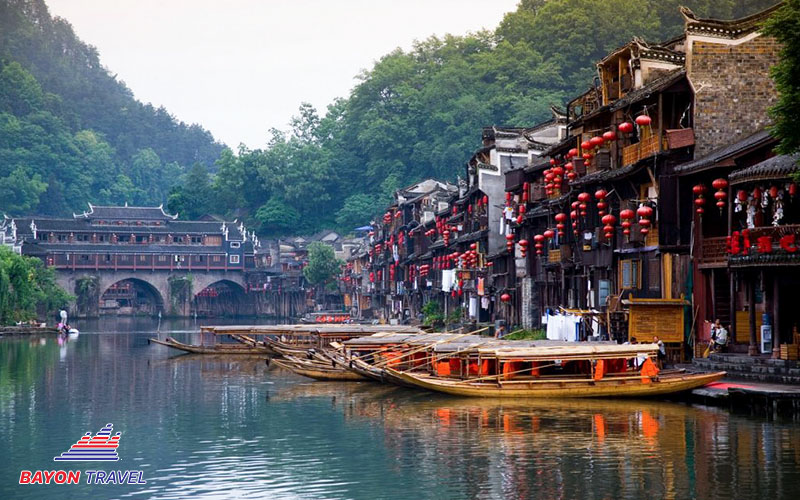 Khách du lịch đến Phượng Hoàng cổ trấn nên dạo thuyền trên sông Đà Giang cảm nhận cuộc sống bình yên đến lạ Khách du lịch đến Phượng Hoàng cổ trấn nên dạo thuyền trên sông Đà Giang cảm nhận cuộc sống bình yên đến lạ