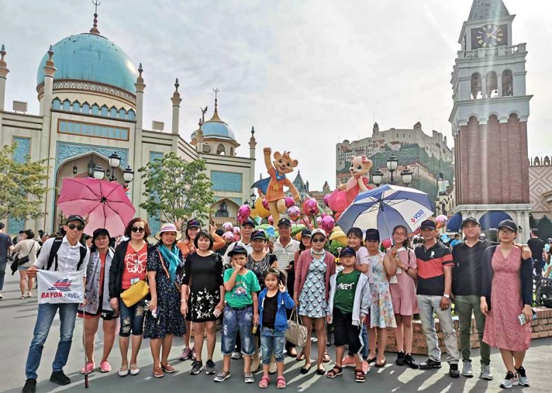 Khách du lịch Hàn Quốc thỏa sức vui chơi tại công viên Lotte Word nổi tiếng không thua kém Disney Land Khách du lịch Hàn Quốc thỏa sức vui chơi tại công viên Lotte Word nổi tiếng không thua kém Disney Land