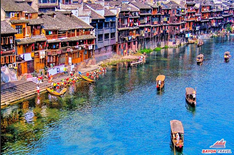 Ai ai cũng bất ngờ khi du lịch Phượng Hoàng Cổ Trấn Trương Gia Giới đều thấy kiểu kiến trúc này Ai ai cũng bất ngờ khi du lịch Phượng Hoàng Cổ Trấn Trương Gia Giới đều thấy kiểu kiến trúc này