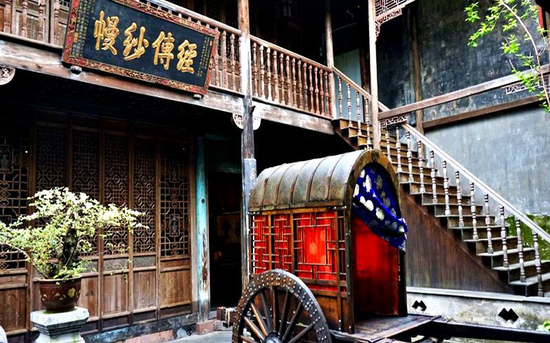 Cố Cư Thẩm Tùng Văn cũng là một địa điểm văn hoá nổi tiếng mà cẩm nang du lịch Phượng Hoàng Cổ Trấn muốn chia sẻ (Ảnh: sưu tầm) Cố Cư Thẩm Tùng Văn cũng là một địa điểm văn hoá nổi tiếng mà cẩm nang du lịch Phượng Hoàng Cổ Trấn muốn chia sẻ (Ảnh: sưu tầm)