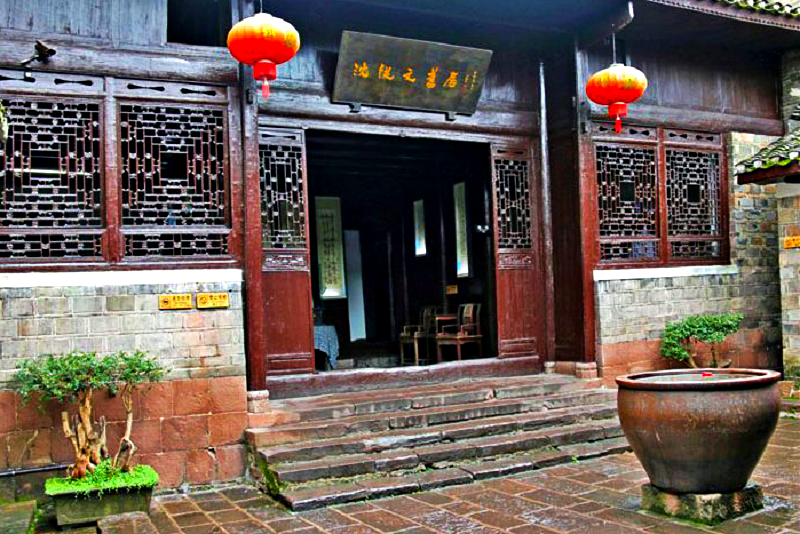 Nơi đây chứa đựng rất nhiều nét kiến trúc độc đáo như cẩm nang du lịch Phượng Hoàng Cổ Trấn đã nêu (Ảnh: sưu tầm) Nơi đây chứa đựng rất nhiều nét kiến trúc độc đáo như cẩm nang du lịch Phượng Hoàng Cổ Trấn đã nêu (Ảnh: sưu tầm)