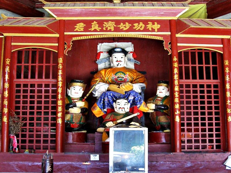 Cẩm nang du lịch Phượng Hoàng Cổ Trấn gợi ý từ đường gia tộc họ Dương là một địa điểm du lịch (Ảnh: sưu tầm) Cẩm nang du lịch Phượng Hoàng Cổ Trấn gợi ý từ đường gia tộc họ Dương là một địa điểm du lịch (Ảnh: sưu tầm)