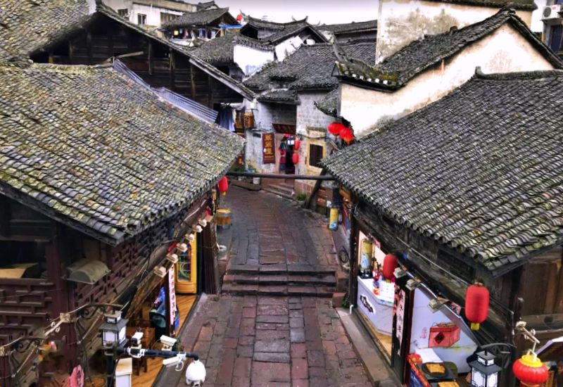 Như cẩm nang du lịch Phượng Hoàng Cổ Trấn tìm hiểu thì bên trong Dinh Trường Thọ có rất nhiều mái nhà cổ kính như thế này (Ảnh: sưu tầm) Như cẩm nang du lịch Phượng Hoàng Cổ Trấn tìm hiểu thì bên trong Dinh Trường Thọ có rất nhiều mái nhà cổ kính như thế này (Ảnh: sưu tầm)