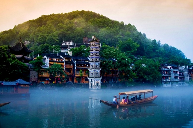 Hình ảnh ngọn tháp lấp lánh trong làn sương khói mờ ảo tại Phượng Hoàng Cổ Trấn (Ảnh: sưu tầm) Hình ảnh ngọn tháp lấp lánh trong làn sương khói mờ ảo tại Phượng Hoàng Cổ Trấn (Ảnh: sưu tầm)