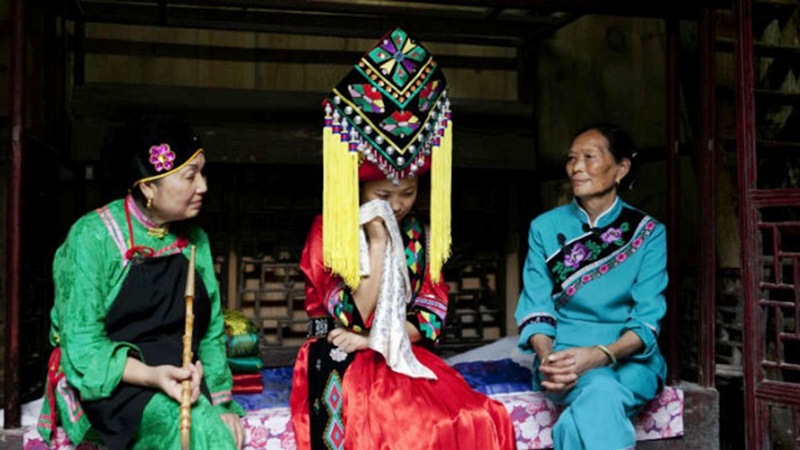 Theo tập tục của Phượng Hoàng cổ trấn Trương Gia Giới này thì bà ngoại và mẹ sẽ khóc cùng cô dâu trước ngày cưới Theo tập tục của Phượng Hoàng cổ trấn Trương Gia Giới này thì bà ngoại và mẹ sẽ khóc cùng cô dâu trước ngày cưới