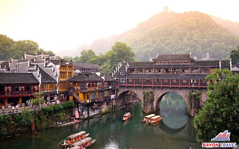 Hướng dẫn du lịch Phượng Hoàng Cổ Trấn: Bắc môn cổ thành dưới màu nắng vàng (Ảnh sưu tầm) Hướng dẫn du lịch Phượng Hoàng Cổ Trấn: Bắc môn cổ thành dưới màu nắng vàng (Ảnh sưu tầm)