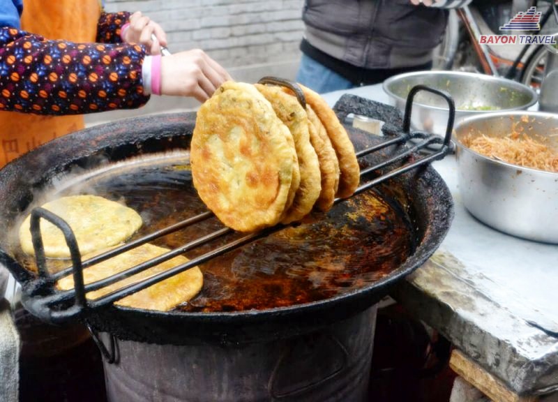 Khách du lịch đến Phượng Hoàng cổ trấn vào dịp mùa hè rất ưa chuộng món bánh tép giòn rụm Khách du lịch đến Phượng Hoàng cổ trấn vào dịp mùa hè rất ưa chuộng món bánh tép giòn rụm