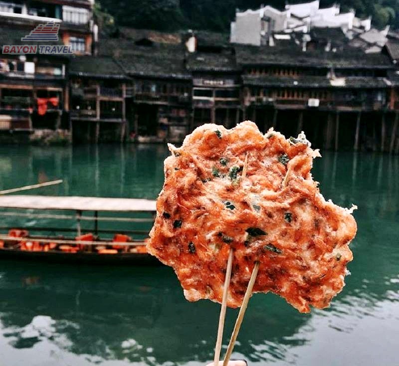 Bánh tép là món ăn vặt không thể bỏ qua trong cẩm nang du lịch Phượng Hoàng Cổ Trấn Bánh tép là món ăn vặt không thể bỏ qua trong cẩm nang du lịch Phượng Hoàng Cổ Trấn