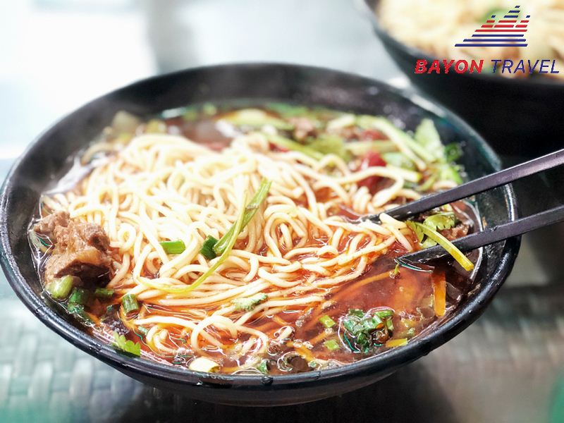 Mùa hè đi du lịch Phượng Hoàng cổ trấn thưởng thức bát mì cay nghi ngút khói khiến ai nhìn thấy cũng muốn ăn ngay lập tức Mùa hè đi du lịch Phượng Hoàng cổ trấn thưởng thức bát mì cay nghi ngút khói khiến ai nhìn thấy cũng muốn ăn ngay lập tức