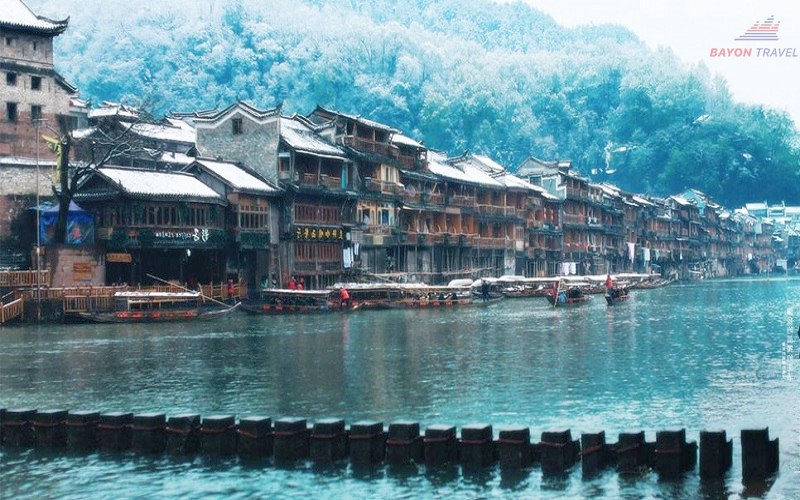 Bến sông Đà Giang thơ mộng với Cầu đá nhảy ở Phượng Hoàng cổ trấn đang rất thu hút giới trẻ đi đến đây Bến sông Đà Giang thơ mộng với Cầu đá nhảy ở Phượng Hoàng cổ trấn đang rất thu hút giới trẻ đi đến đây