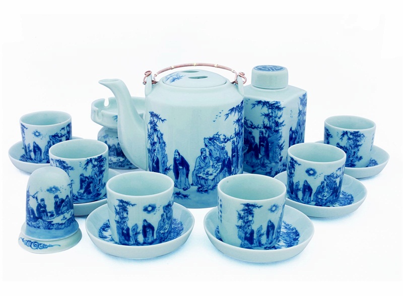 Nhiều khách du lịch đến Phượng Hoàng cổ trấn đều tìm mua những bộ ấm chén cổ Trung Quốc với hoạ tiết Nho học độc đáo này về làm quà Nhiều khách du lịch đến Phượng Hoàng cổ trấn đều tìm mua những bộ ấm chén cổ Trung Quốc với hoạ tiết Nho học độc đáo này về làm quà