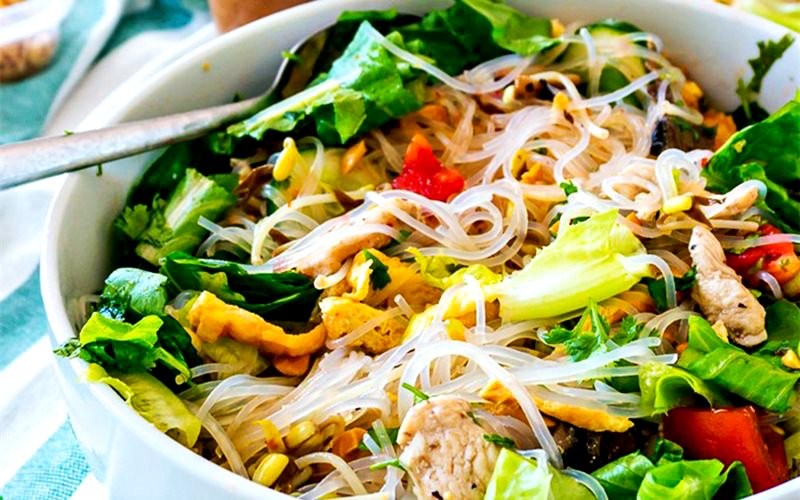 Bún trộn của cẩm nang du lịch Phượng Hoàng Cổ Trấn gợi ý được nêm nếm rất nhiều thịt lợn và rau xanh (Ảnh: sưu tầm) Bún trộn của cẩm nang du lịch Phượng Hoàng Cổ Trấn gợi ý được nêm nếm rất nhiều thịt lợn và rau xanh (Ảnh: sưu tầm)