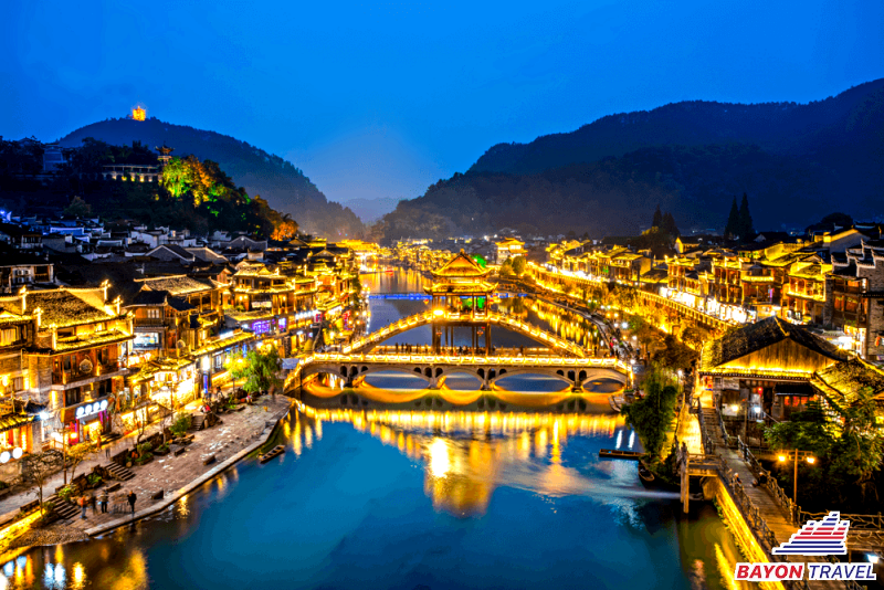 Buổi tối cây cầu này góp phần không nhỏ vào sự lung linh của Phượng Hoàng Cổ Trấn Trương Gia Giới Buổi tối cây cầu này góp phần không nhỏ vào sự lung linh của Phượng Hoàng Cổ Trấn Trương Gia Giới