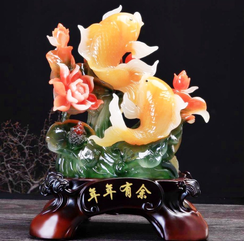 Du khách có du lịch đến Phượng Hoàng cổ trấn thì nên ghé qua các cửa hàng cá chép ngọc phong thuỷ sang trọng này rất thích hợp mua làm quà cho người quan trọng hoặc đối tác làm ăn Du khách có du lịch đến Phượng Hoàng cổ trấn thì nên ghé qua các cửa hàng cá chép ngọc phong thuỷ sang trọng này rất thích hợp mua làm quà cho người quan trọng hoặc đối tác làm ăn