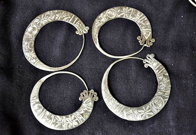 Các bạn có thể mua cả bộ vòng như thế này về tặng người thân làm Quà du lịch Phượng Hoàng Cổ Trấn Các bạn có thể mua cả bộ vòng như thế này về tặng người thân làm Quà du lịch Phượng Hoàng Cổ Trấn