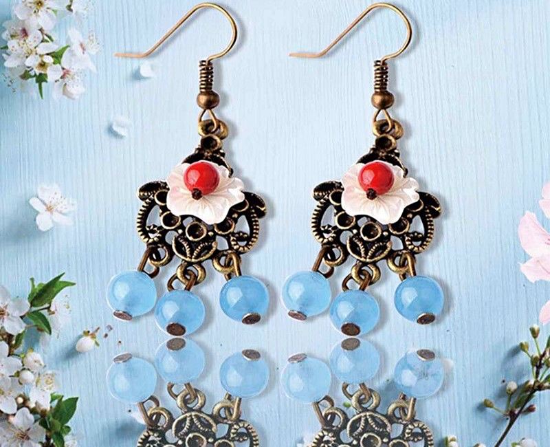 Các bạn nữ chắc chắn sẽ rất thích đôi hoa tai đẹp như thế này làm quà du lịch Phượng Hoàng Cổ Trấn (Ảnh: sưu tầm) Các bạn nữ chắc chắn sẽ rất thích đôi hoa tai đẹp như thế này làm quà du lịch Phượng Hoàng Cổ Trấn (Ảnh: sưu tầm)