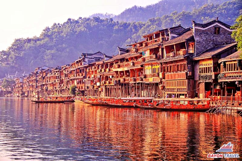 Các bạn sẽ bắt gặp kiến trúc Điếu Cước Lâu khi du lịch Phượng Hoàng Cổ Trấn Trương Gia Giới Các bạn sẽ bắt gặp kiến trúc Điếu Cước Lâu khi du lịch Phượng Hoàng Cổ Trấn Trương Gia Giới