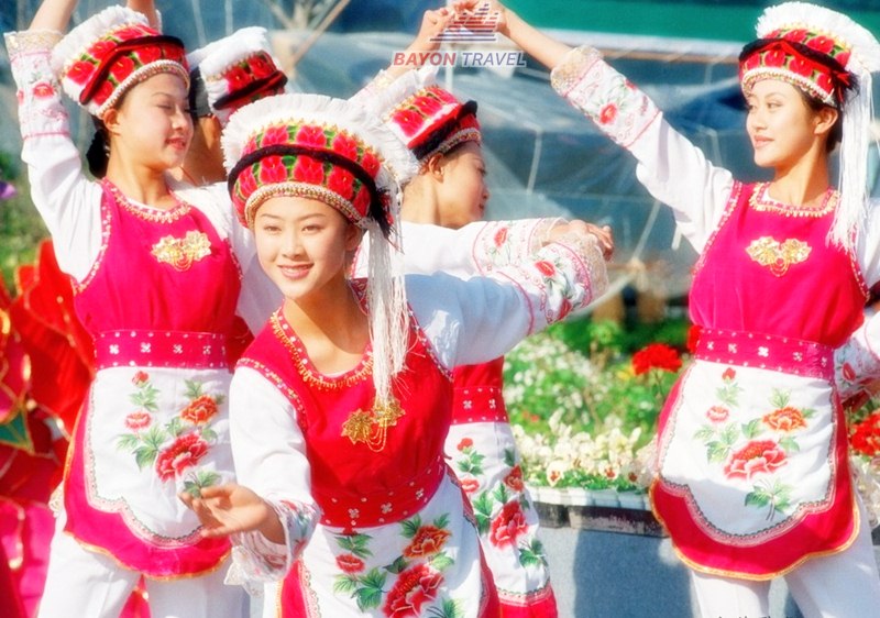 Khách du lịch dễ bắt gặp hình ảnh các cô gái người Bạch thuộc vùng Trương Gia Giới Phượng Hoàng cổ trấn chủ yếu mặc trang phục màu trắng hoá tiết đỏ Khách du lịch dễ bắt gặp hình ảnh các cô gái người Bạch thuộc vùng Trương Gia Giới Phượng Hoàng cổ trấn chủ yếu mặc trang phục màu trắng hoá tiết đỏ