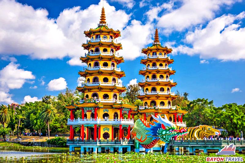 Long Hổ Tháp - một trong các địa điểm du lịch tại Cao Hùng, Đài Loan. Long Hổ Tháp - một trong các địa điểm du lịch tại Cao Hùng, Đài Loan.