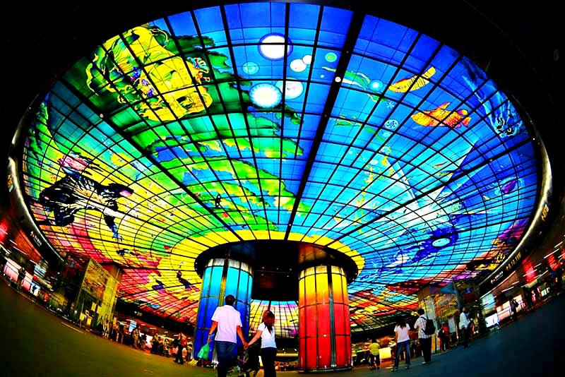 Trạm xe điện ngầm Fomosa Boulevard, một trong các địa điểm du lịch tại Cao Hùng, Đài Loan. Trạm xe điện ngầm Fomosa Boulevard, một trong các địa điểm du lịch tại Cao Hùng, Đài Loan.