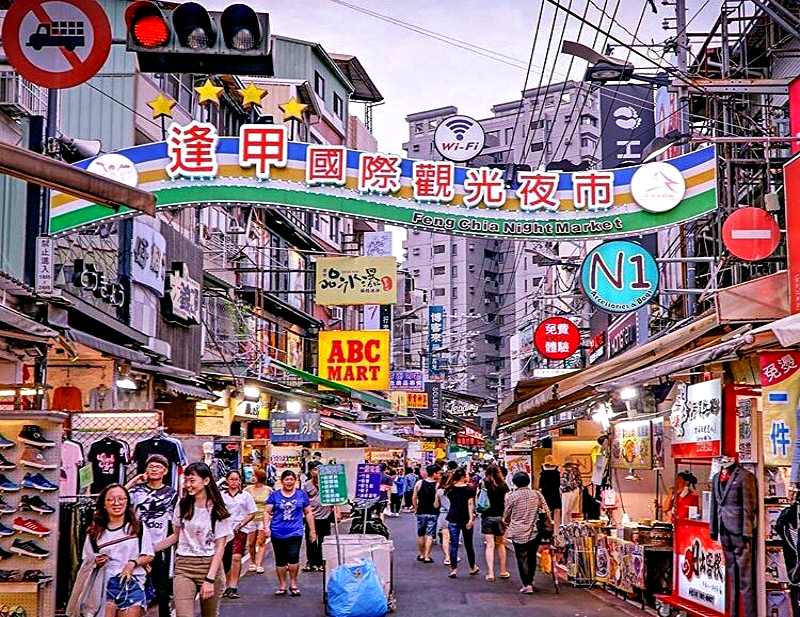 Chợ đêm Reifeng, một trong các địa điểm du lịch tại Cao Hùng, Đài Loan. Chợ đêm Reifeng, một trong các địa điểm du lịch tại Cao Hùng, Đài Loan.