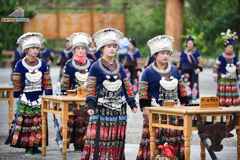 Các lễ hội truyền thống hoặc du lịch văn hóa ở Phượng Hoàng cổ trấn như thế này lại càng không thể thiếu trang sức bạc Các lễ hội truyền thống hoặc du lịch văn hóa ở Phượng Hoàng cổ trấn như thế này lại càng không thể thiếu trang sức bạc