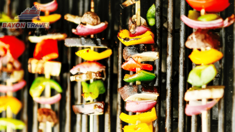 Du lịch đến Phượng Hoàng cổ trấn Trương Gia Giới thì phải thử qua món rau củ xiên nướng vừa thanh mát vừa thơm ngon Du lịch đến Phượng Hoàng cổ trấn Trương Gia Giới thì phải thử qua món rau củ xiên nướng vừa thanh mát vừa thơm ngon