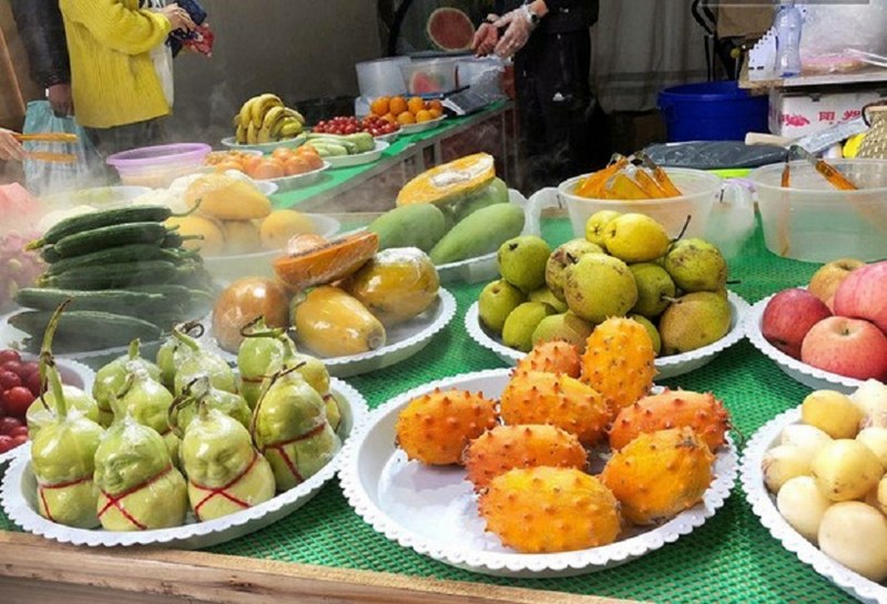 Nếu có nhu cầu mua các loại trái cây về làm quà thì khách du lịch có thể đến các khu chợ ở Phượng Hoàng Cổ Trấn Nếu có nhu cầu mua các loại trái cây về làm quà thì khách du lịch có thể đến các khu chợ ở Phượng Hoàng Cổ Trấn