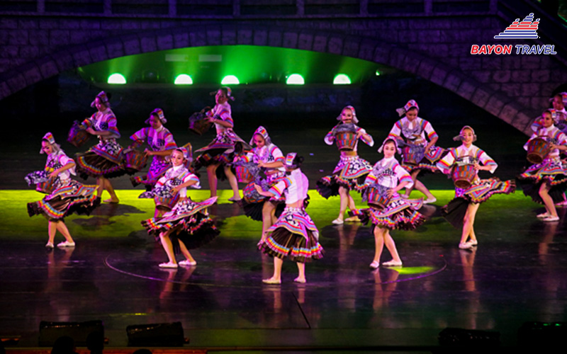 Khách du lịch Phượng Hoàng cổ trấn có dịp thưởng thức các tiết mục nghệ thuật truyền thống đầy màu sắc Khách du lịch Phượng Hoàng cổ trấn có dịp thưởng thức các tiết mục nghệ thuật truyền thống đầy màu sắc