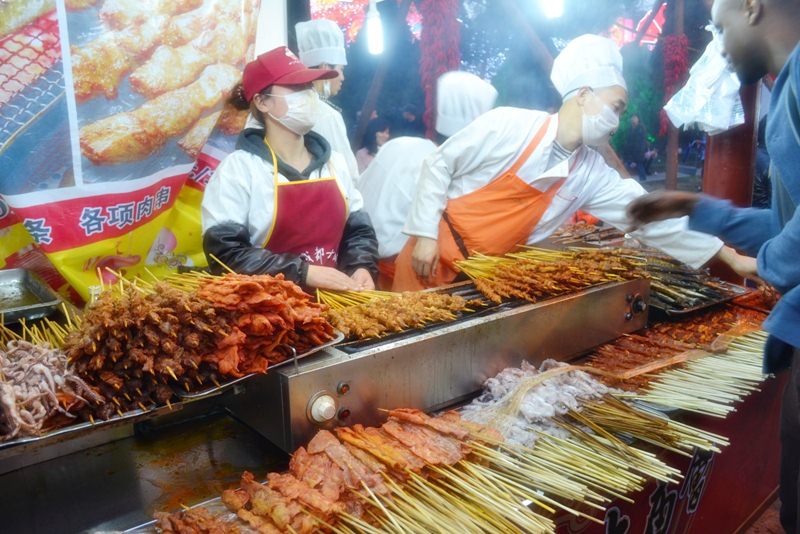 Khách du lịch dễ dàng tìm thấy các xiên nướng được bày bán rất nhiều trên phố đi bộ vào mỗi dịp mùa đông ở Phượng Hoàng Cổ Trấn Khách du lịch dễ dàng tìm thấy các xiên nướng được bày bán rất nhiều trên phố đi bộ vào mỗi dịp mùa đông ở Phượng Hoàng Cổ Trấn