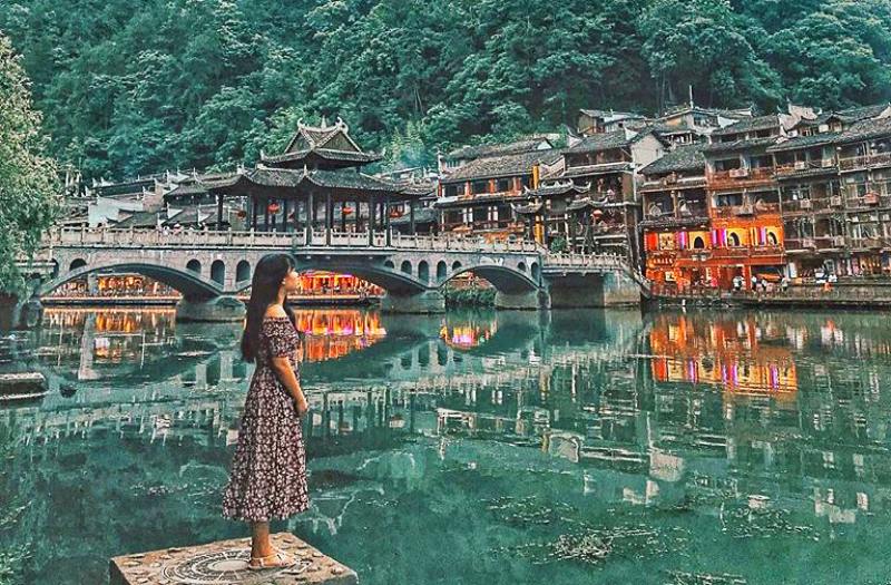 Cái hay của cầu Phong Kiều khi đi du lịch Phượng Hoàng Cổ Trấn là làm cho con người cũng thơ mộng theo (Ảnh: sưu tầm) Cái hay của cầu Phong Kiều khi đi du lịch Phượng Hoàng Cổ Trấn là làm cho con người cũng thơ mộng theo (Ảnh: sưu tầm)