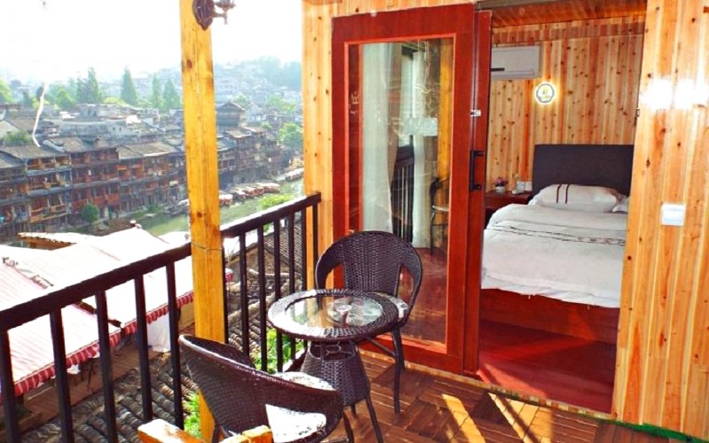 Cẩm nang du lịch Phượng Hoàng Cổ Trấn giới thiệu một quán cà phê nằm trong khách sạn vô cùng tiện lợi (Ảnh: sưu tầm) Cẩm nang du lịch Phượng Hoàng Cổ Trấn giới thiệu một quán cà phê nằm trong khách sạn vô cùng tiện lợi (Ảnh: sưu tầm)