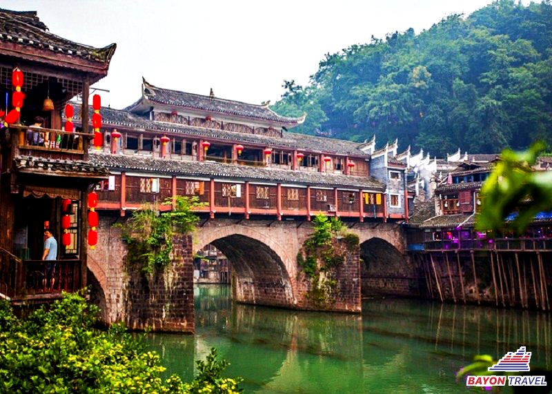 Cẩm nang du lịch Phượng Hoàng Cổ Trấn giới thiệu nhà hàng Wanmu Zhai từ bên ngoài nhìn vào Cẩm nang du lịch Phượng Hoàng Cổ Trấn giới thiệu nhà hàng Wanmu Zhai từ bên ngoài nhìn vào