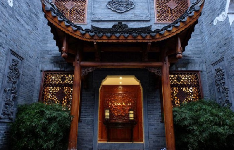 Một khách sạn có phong cách cổ điển đúng như cẩm nang du lịch Phượng Hoàng Cổ Trấn giới thiệu (Ảnh: sưu tầm) Một khách sạn có phong cách cổ điển đúng như cẩm nang du lịch Phượng Hoàng Cổ Trấn giới thiệu (Ảnh: sưu tầm)