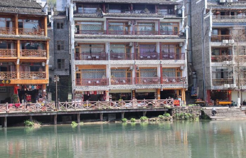 Theo cẩm nang du lịch Phượng Hoàng Cổ Trấn thì các bạn nên ở những nơi gần sông Đà Giang như thế này (Ảnh: sưu tầm) Theo cẩm nang du lịch Phượng Hoàng Cổ Trấn thì các bạn nên ở những nơi gần sông Đà Giang như thế này (Ảnh: sưu tầm)