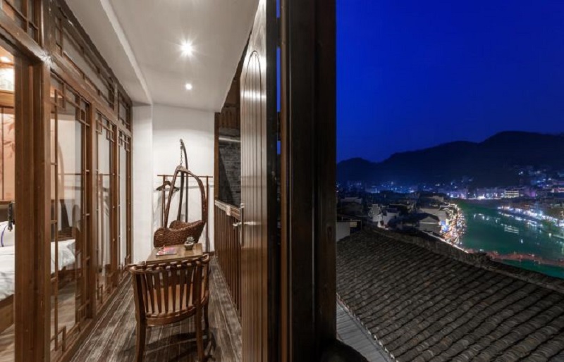 Toàn bộ khung cảnh Phượng Hoàng Cổ Trấn như thu hết vào tầm mắt khi ở trong căn phòng này (Ảnh: sưu tầm) Toàn bộ khung cảnh Phượng Hoàng Cổ Trấn như thu hết vào tầm mắt khi ở trong căn phòng này (Ảnh: sưu tầm)