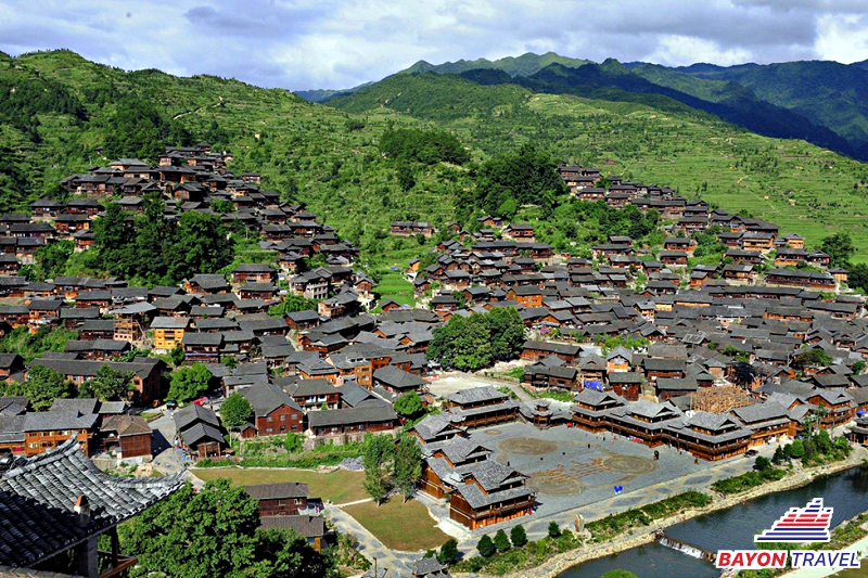 Những căn nhà sàn nằm rải rác đúng như cẩm nang du lịch Phượng Hoàng Cổ Trấn chia sẻ Những căn nhà sàn nằm rải rác đúng như cẩm nang du lịch Phượng Hoàng Cổ Trấn chia sẻ