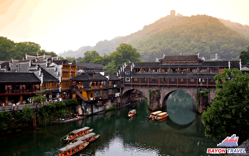 Đi thuyền trên con đường tới Miêu Trại mà cẩm nang du lịch Phượng Hoàng Cổ Trấn gợi ý Đi thuyền trên con đường tới Miêu Trại mà cẩm nang du lịch Phượng Hoàng Cổ Trấn gợi ý