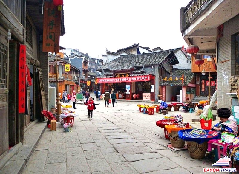 Cẩm nang du lịch Phượng Hoàng Cổ Trấn gợi ý các bạn hay mua đồ rồi lân la hỏi đường đến Miêu Trại của người bản xứ Cẩm nang du lịch Phượng Hoàng Cổ Trấn gợi ý các bạn hay mua đồ rồi lân la hỏi đường đến Miêu Trại của người bản xứ