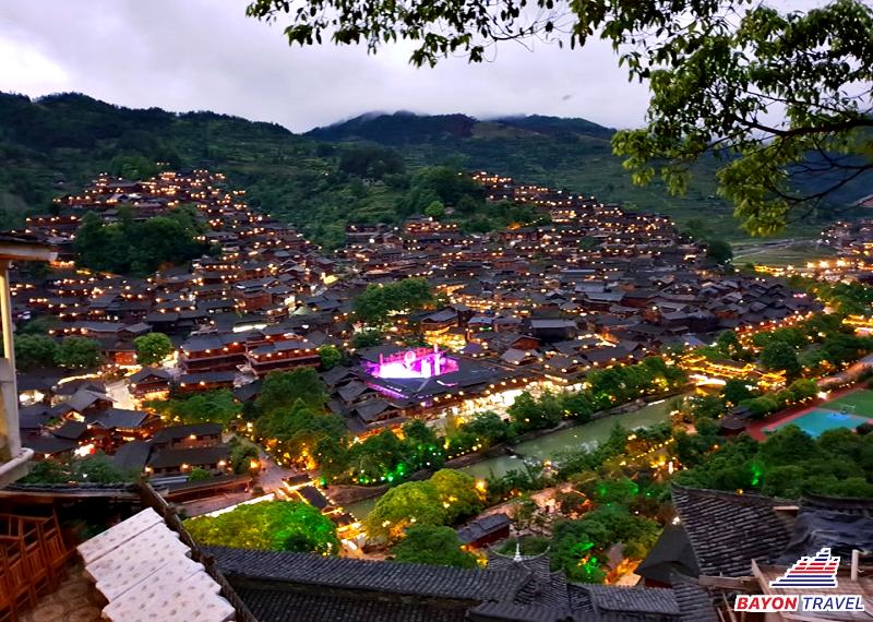 Theo cẩm nang du lịch Phượng Hoàng Cổ Trấn thì hành trình đến Miêu Trại khá là gian nan Theo cẩm nang du lịch Phượng Hoàng Cổ Trấn thì hành trình đến Miêu Trại khá là gian nan