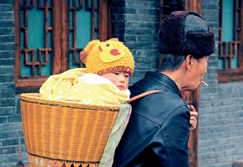 Hình ảnh em bé theo người lớn đi làm trong những chiếc giỏ mây mà cẩm nang du lịch Phượng Hoàng Cổ Trấn vẫn thường thấy (Ảnh: sưu tầm) Hình ảnh em bé theo người lớn đi làm trong những chiếc giỏ mây mà cẩm nang du lịch Phượng Hoàng Cổ Trấn vẫn thường thấy (Ảnh: sưu tầm)