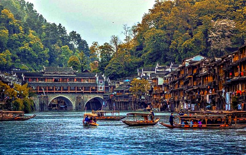 Cẩm nang du lịch Phượng Hoàng Cổ Trấn: Những chiếc thuyền, những dãy nhà đều được sông Đà Giang làm hiện lên sinh động hơn Cẩm nang du lịch Phượng Hoàng Cổ Trấn: Những chiếc thuyền, những dãy nhà đều được sông Đà Giang làm hiện lên sinh động hơn