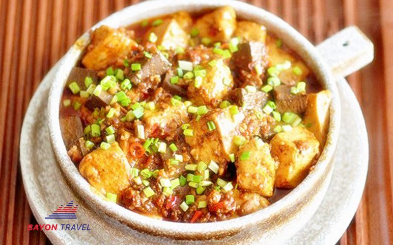 Khách du lịch nên thưởng thức món canh đậu hũ dưa muối chua cay nóng hổi rất thích hợp với thời tiết ở Phượng Hoàng Cổ Trấn mùa đông Khách du lịch nên thưởng thức món canh đậu hũ dưa muối chua cay nóng hổi rất thích hợp với thời tiết ở Phượng Hoàng Cổ Trấn mùa đông