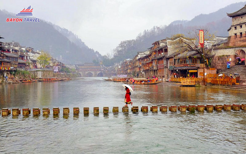 Khách du lịch cũng nên thử cảm giác bước đi một mình trên cầu đá ở Phượng Hoàng cổ trấn Khách du lịch cũng nên thử cảm giác bước đi một mình trên cầu đá ở Phượng Hoàng cổ trấn