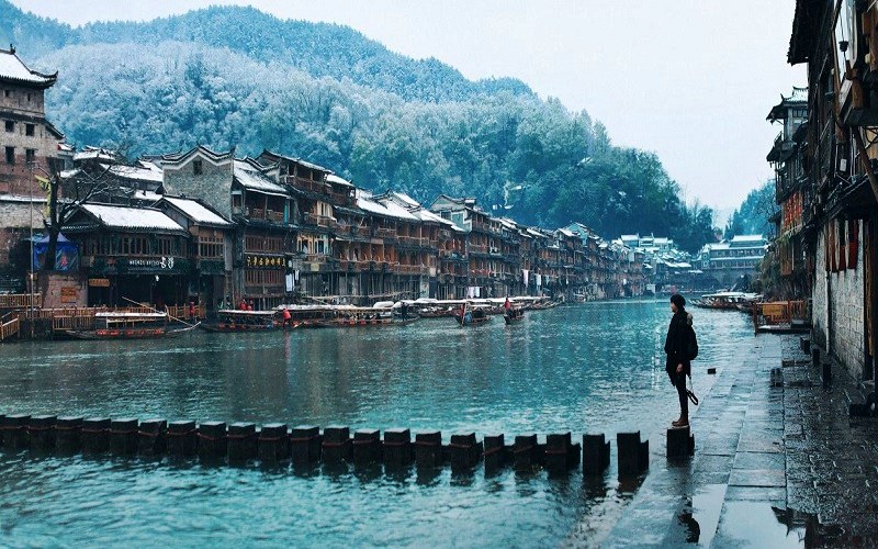 Thời gian qua giới du lịch tự túc đến Phượng Hoàng cổ trấn đều xôn xao với địa đểm Cầu đá nhảy nổi tiếng đẹp như tranh vẽ này Thời gian qua giới du lịch tự túc đến Phượng Hoàng cổ trấn đều xôn xao với địa đểm Cầu đá nhảy nổi tiếng đẹp như tranh vẽ này