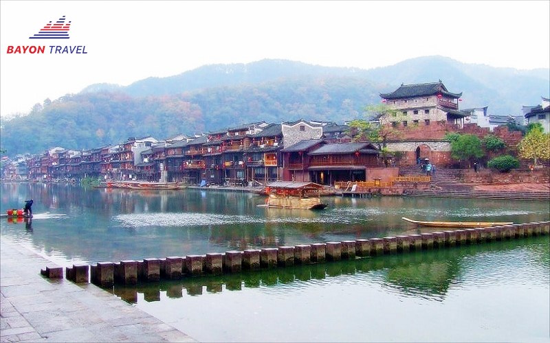 Khách đi tour du lịch Phượng Hoàng cổ trấn sẽ check in tại Cầu đá nhảy địa điểm nối tiếng nhất tại đây Khách đi tour du lịch Phượng Hoàng cổ trấn sẽ check in tại Cầu đá nhảy địa điểm nối tiếng nhất tại đây