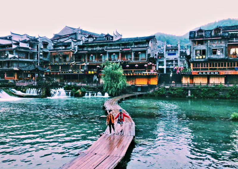 Cầu gỗ gắn liền với cuộc sông sinh hoạt của người dân ở Phượng Hoàng Cổ Trấn (Ảnh: sưu tầm) Cầu gỗ gắn liền với cuộc sông sinh hoạt của người dân ở Phượng Hoàng Cổ Trấn (Ảnh: sưu tầm)