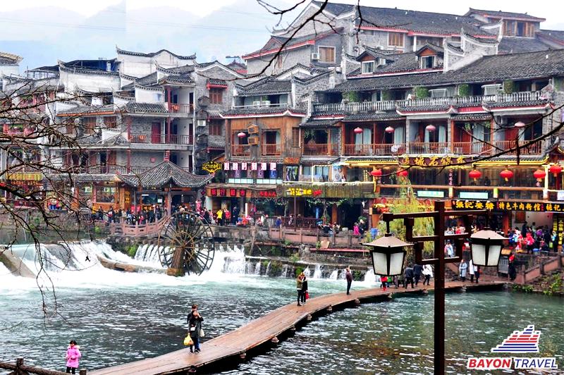 Cầu gỗ mộc mạc bình dị tạo cảm giác yên bình khi đi du lịch Phượng Hoàng Cổ Trấn Trương Gia Giới Cầu gỗ mộc mạc bình dị tạo cảm giác yên bình khi đi du lịch Phượng Hoàng Cổ Trấn Trương Gia Giới