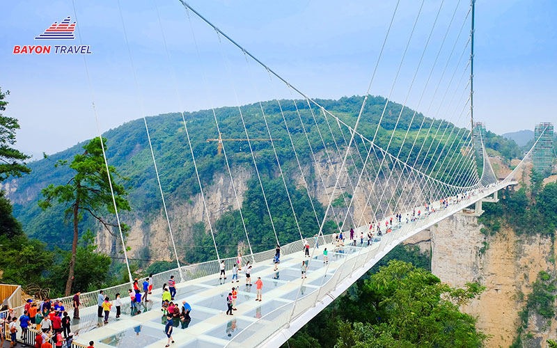 Khách du lịch đến Phượng Hoàng cổ trấn Trương Gia Giới đừng quên ghé qua check-in một xíu với Sky Walk cao nhất thế giới Khách du lịch đến Phượng Hoàng cổ trấn Trương Gia Giới đừng quên ghé qua check-in một xíu với Sky Walk cao nhất thế giới